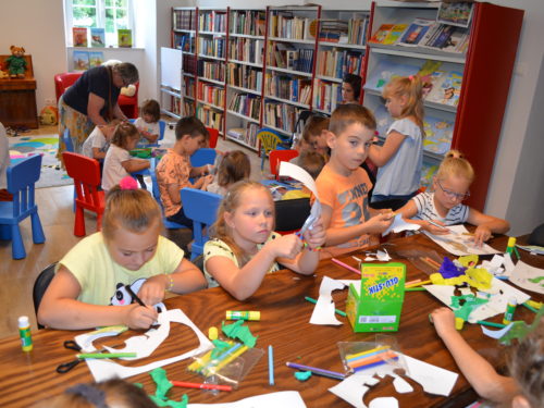 Pan Brumm, bohater literackim zajęć w bibliotece, przyciąga ok. 30 najmłodszych czytelników