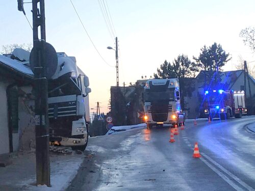 Biała Rawska: Tir wbił się w dom mieszkalny. Do wypadku doszło w środku nocy