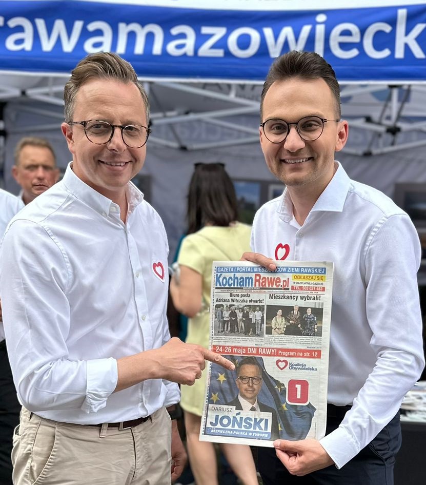 Nowy eurodeputowany Dariusz Joński (KO) z posłem Adrianem Witczakiem (KO) i gazetą "KochamRawe.pl - magazyn opinii"