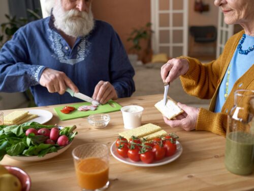 Dieta pudełkowa dla seniorów – jak dostosować posiłki do potrzeb osób starszych?